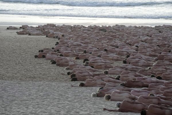 2022年11月26日，悉尼的邦迪海灘，藝術家、攝影師斯潘塞·圖尼克（Spencer Tunick）為數百名裸體者拍照。這一行為藝術是為了提高人們對早期發現皮膚癌重要性的認識。 - 俄羅斯衛星通訊社