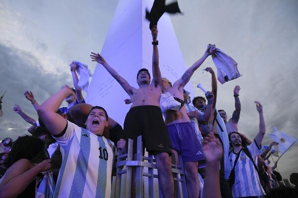 2022年11月30日，阿根廷布宜諾斯艾利斯的方尖碑附近，阿根廷球迷慶祝他們的球隊在世界杯對波蘭的比賽中獲勝。 - 俄羅斯衛星通訊社