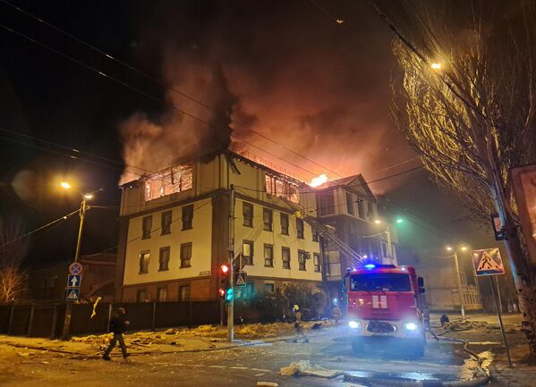 顿涅茨克市建筑物在炮击中起火燃烧。 - 俄罗斯卫星通讯社