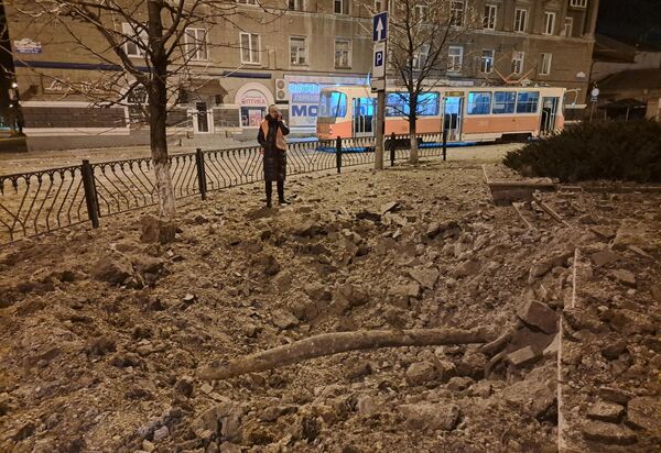 顿涅茨克市内街道上的弹坑。 - 俄罗斯卫星通讯社