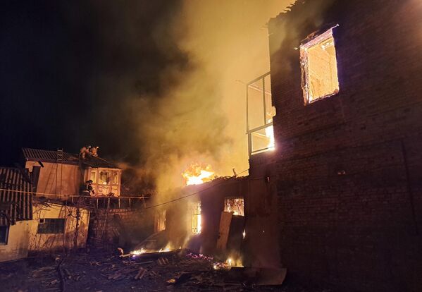 顿涅茨克市建筑物在炮击中起火燃烧。 - 俄罗斯卫星通讯社