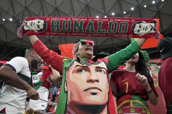 在卢塞尔体育场等待观赛的葡萄牙与乌拉圭队球迷。 - 俄罗斯卫星通讯社