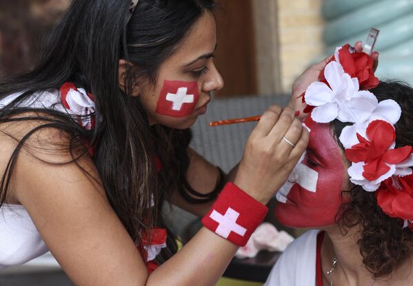 瑞士球迷在面部繪制彩繪。 - 俄羅斯衛星通訊社