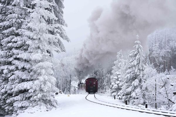 2022年12月5日，德國一列蒸汽火車駛過被白雪覆蓋的海拔1142 米的哈爾茨山脈布羅肯山附近。 - 俄羅斯衛星通訊社
