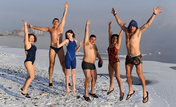 在俄罗斯克拉斯诺亚尔斯克，零下27 摄氏度的气温下，冬泳爱好者在叶尼塞河里游泳后合影留念。 - 俄罗斯卫星通讯社