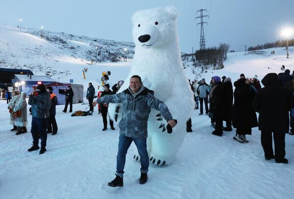 在俄罗斯基洛夫斯克市的大布德亚乌尔滑雪胜地，一名度假者与吉祥物合影。 - 俄罗斯卫星通讯社