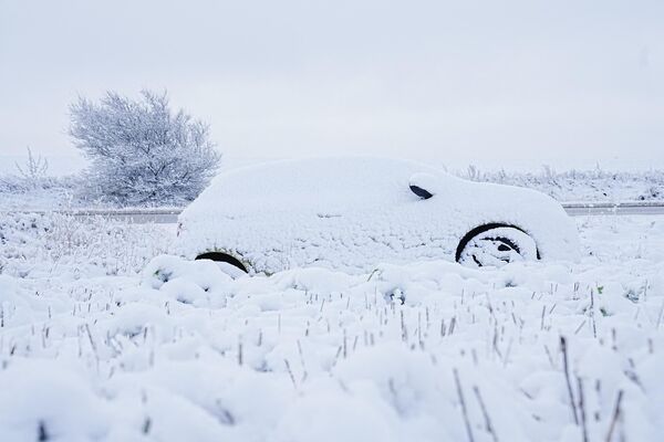 2022年11月21日，大雪覆盖了丹麦日德兰半岛东部的汽车。 - 俄罗斯卫星通讯社