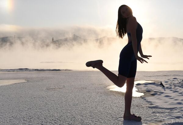 在俄罗斯克拉斯诺亚尔斯克，零下27 摄氏度的气温下，冬泳爱好者在叶尼塞河里游泳后留影。 - 俄罗斯卫星通讯社