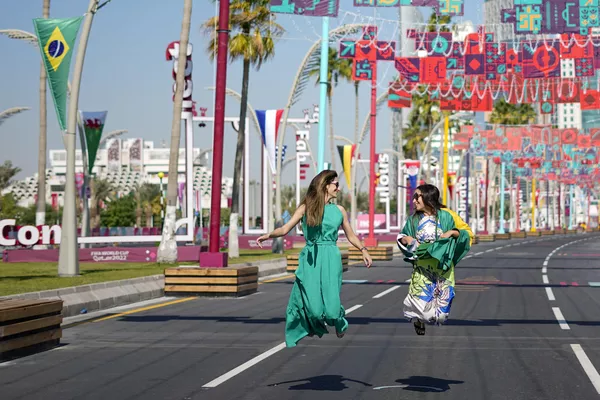 巴西球迷在多哈海濱大道CORNICHE跳起拍照。 巴西球迷在多哈海濱大道CORNICHE跳起拍照。 - 俄羅斯衛星通訊社