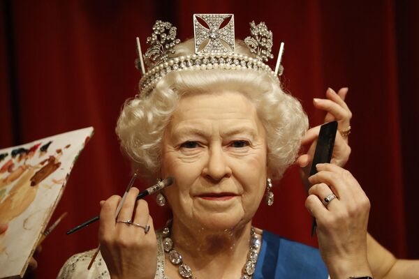 随着英国放松防疫限制，杜莎夫人蜡像馆于2020年7月30日重新向公众开放。艺术家们正对英国女王伊丽莎白二世的蜡像进行最后润色。 - 俄罗斯卫星通讯社