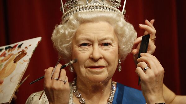 藝術家們正對英國女王伊麗莎白二世的蠟像進行最後潤色。 - 俄羅斯衛星通訊社