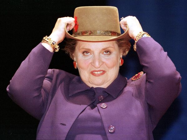 美國前國務卿馬德琳-奧爾布賴特在悉尼歌劇院的亞洲協會澳亞中心發表講話後，試戴了一頂澳大利亞傳統的亞古巴帽，這頂帽子是她收到的禮物。  - 俄羅斯衛星通訊社