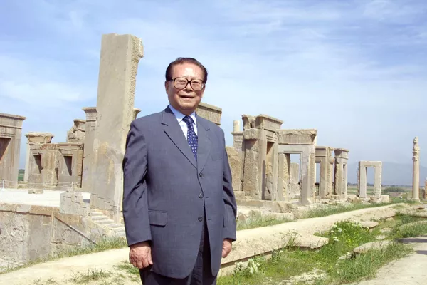 中共中央原總書記江澤民在2002年4月19日訪問波斯古皇城波斯波利斯。該城位於德黑蘭以南約950公里的設拉子市附近。 中共中央原總書記江澤民在2002年4月19日訪問波斯古皇城波斯波利斯。該城位於德黑蘭以南約950公里的設拉子市附近。 - 俄羅斯衛星通訊社