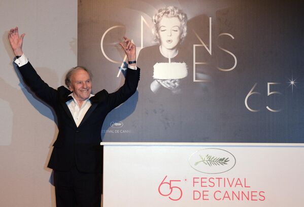 2012年5月27日，在第65屆戛納電影節期間，法國演員讓-路易·特蘭蒂尼昂在奧地利導演邁克爾·哈內克因電影《愛》獲得金棕櫚獎後的照片會合影。 - 俄羅斯衛星通訊社
