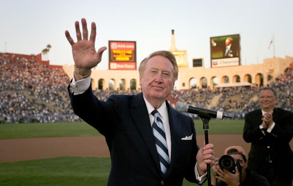 2008年3月29日，洛杉矶道奇队的播音员范·斯库利在洛杉矶体育馆举行的棒球表演赛开始前向观众挥手致意。 - 俄罗斯卫星通讯社