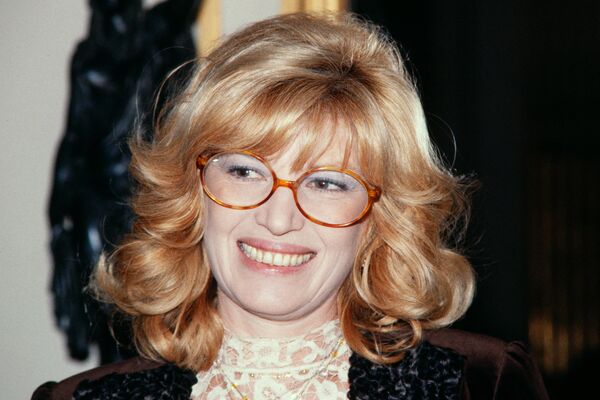 1984年3月2日，在法国文化部举行的艺术和文学勋章仪式上，意大利女演员莫妮卡-维蒂在接受奖章前微笑着。 - 俄罗斯卫星通讯社