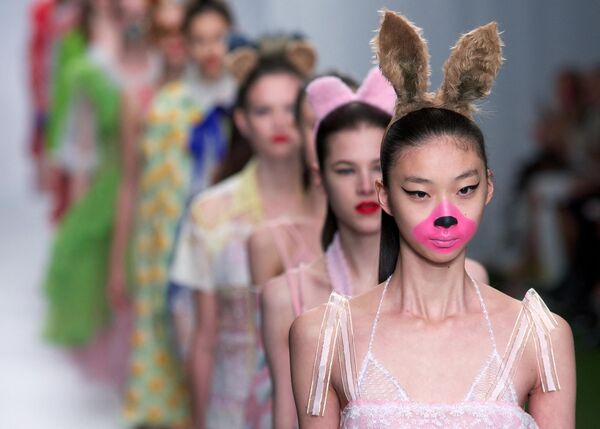 2013年9月17日，在伦敦2014春夏时装周上，模特们展示Fashion East设计师Ryan Lo的作品。 - 俄罗斯卫星通讯社