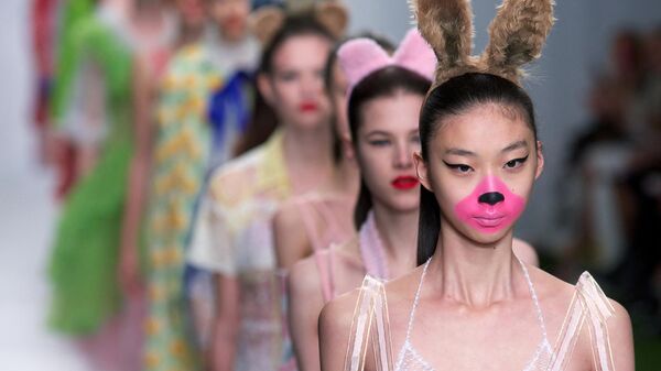 模特們展示Fashion East設計師Ryan Lo的作品。 - 俄羅斯衛星通訊社