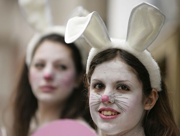 2007年7月12日，英国伦敦，两名来自善待动物组织(PETA)的女性抗议者装扮成兔子，在巴宝莉欧洲年度大秀外示威，抗议该公司使用皮草。 - 俄罗斯卫星通讯社