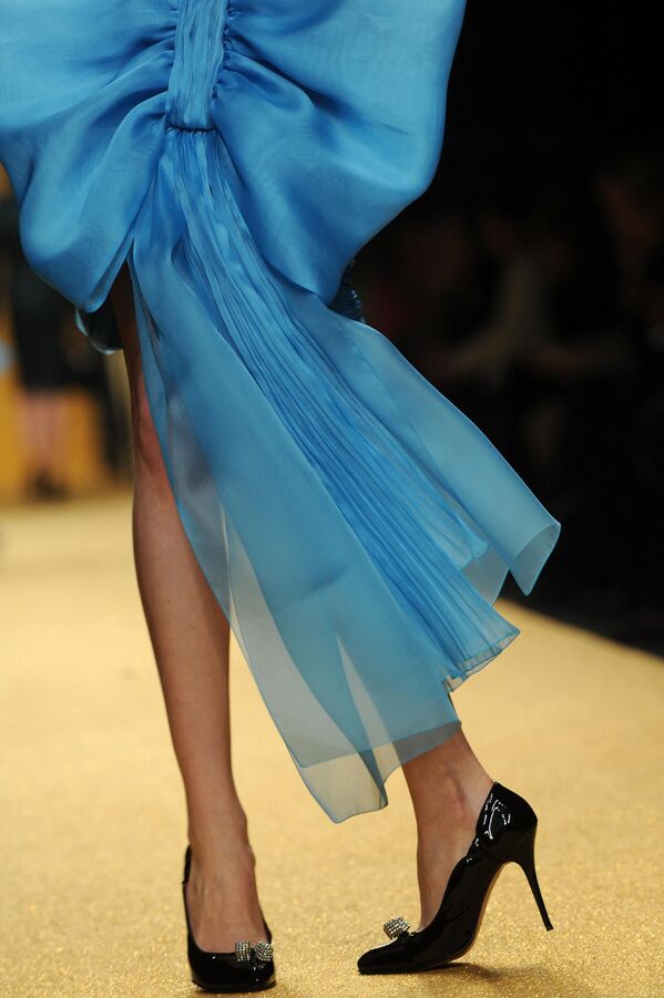 2010年2月25日，在米兰时装周上，一名模特展示意大利品牌Enrico Coveri 2010-2011秋冬成衣系列。 - 俄罗斯卫星通讯社