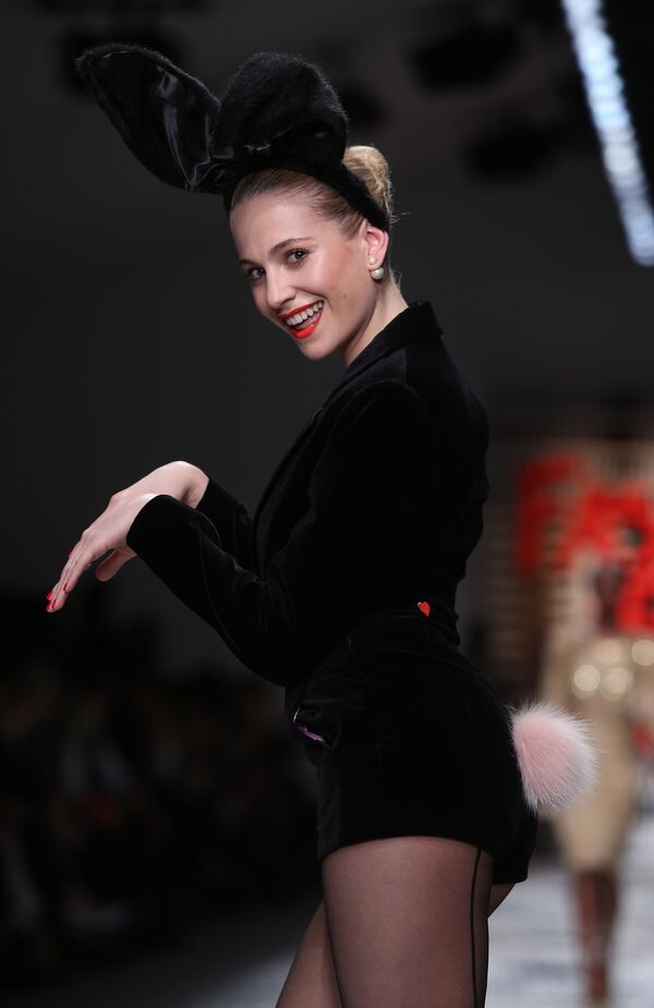 2015年2月19日，在倫敦市中心薩默塞特宮的BFC秀場上，歌手Pixie Lott穿著Fashion for Relief基金會的Naomi Campbell作品，該基金會抗擊埃博拉疫情。 - 俄羅斯衛星通訊社