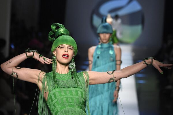 2018年1月24日，在巴黎举行的2018春夏高级定制时装秀上，模特们展示让-保罗·高缇耶的作品。 - 俄罗斯卫星通讯社