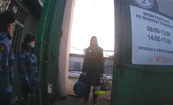 美国公民布兰妮·格里纳（中）走出亚瓦萨的女子劳改营IK-2。（此图及以下图片均由第三方提供，禁止用作商业和广告活动。） - 俄罗斯卫星通讯社