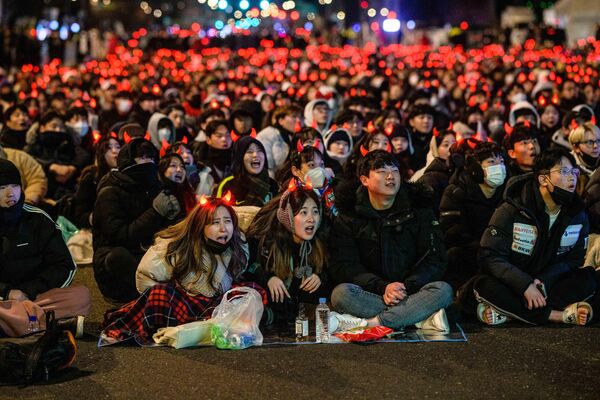 首爾，球迷們在大屏幕前觀看巴西和韓國之間的卡塔爾世界杯1/8決賽。 - 俄羅斯衛星通訊社