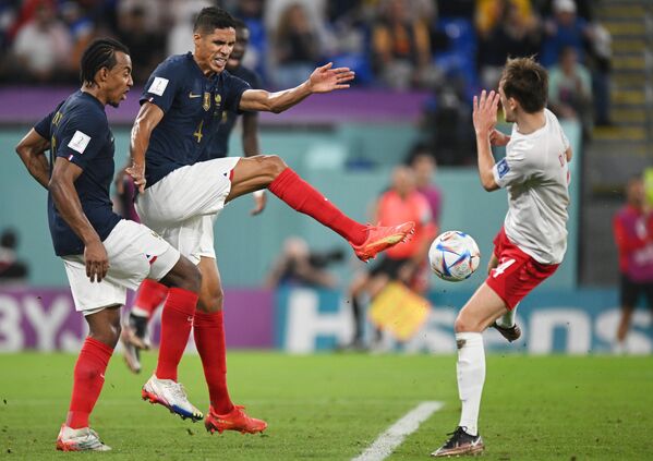 卡塔尔世界杯小组赛法国对阵丹麦，法国球员拉斐尔·瓦拉内（中）和丹麦球员西蒙·凯尔（右）在比赛中。 - 俄罗斯卫星通讯社