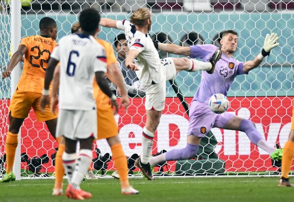 卡塔尔世界杯1/8决赛荷兰对阵美国，美国球员蒂姆·里姆和荷兰门将安德里斯·诺珀特（右）在比赛中。 - 俄罗斯卫星通讯社