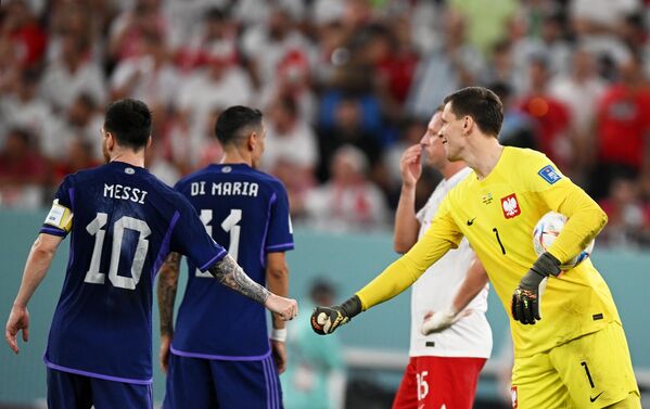 卡塔尔世界杯小组赛波兰对阵阿根廷，阿根廷球星梅西和波兰门将什琴斯纳（右）在比赛中。 - 俄罗斯卫星通讯社