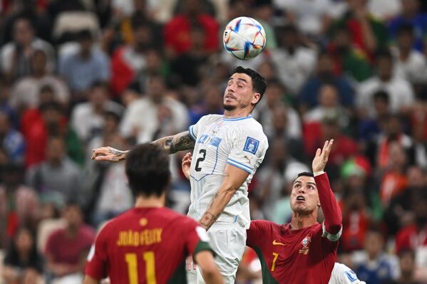 卡塔尔世界杯小组赛葡萄牙对阵乌拉圭，葡萄牙球员若昂·费利克斯、乌拉圭球员何塞·希门尼斯和葡萄牙球星C罗（从左至右）在比赛中。 - 俄罗斯卫星通讯社