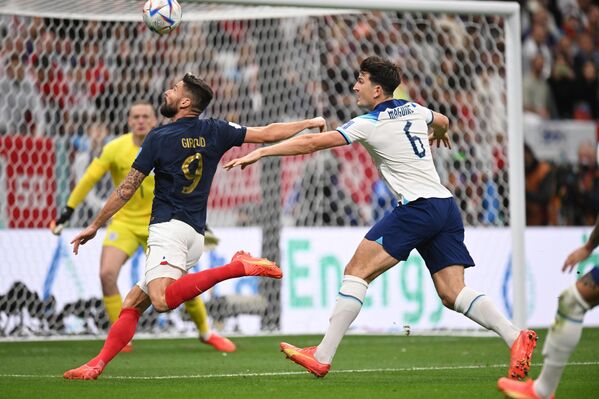 卡塔尔世界杯1/4决赛英格兰对阵法国，英格兰球员哈里·马奎尔（右）和法国球星奥利维尔·吉鲁在比赛中。 - 俄罗斯卫星通讯社