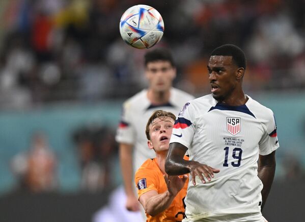 卡塔尔世界杯1/8决赛荷兰对阵美国，荷兰球员弗兰基·德容和美国球员哈吉·赖特（右）在比赛中。 - 俄罗斯卫星通讯社