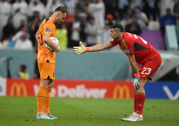 卡塔尔世界杯1/4决赛荷兰对阵阿根廷，荷兰球员库普梅纳斯（左）和阿根廷门将达米安·马丁内斯在点球大战中。 - 俄罗斯卫星通讯社