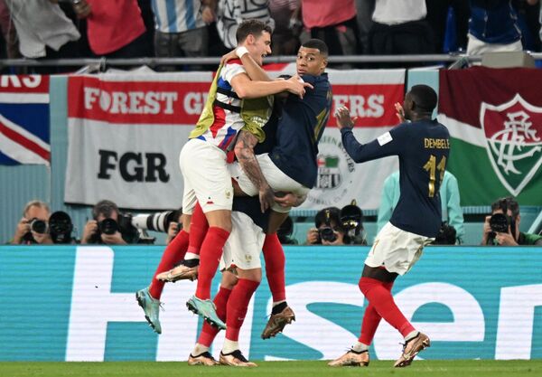 卡塔尔世界杯小组赛法国对阵丹麦，法国球员们庆祝进球。 - 俄罗斯卫星通讯社