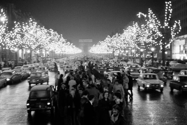 1970年1月1日,人们聚集在巴黎香榭丽舍大街庆祝新年。 1970年1月1日,人们聚集在巴黎香榭丽舍大街庆祝新年。 - 俄罗斯卫星通讯社