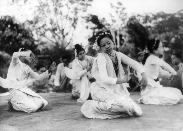 1945年2月4日,缅甸民众在为英国军队举行的圣诞晚会上表演传统舞蹈。 1945年2月4日,缅甸民众在为英国军队举行的圣诞晚会上表演传统舞蹈。 - 俄罗斯卫星通讯社