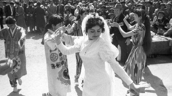 塔吉克蘇維埃社會主義共和國時期庫爾乾-秋賓斯克州的民眾慶祝納夫魯茲節。 - 俄羅斯衛星通訊社