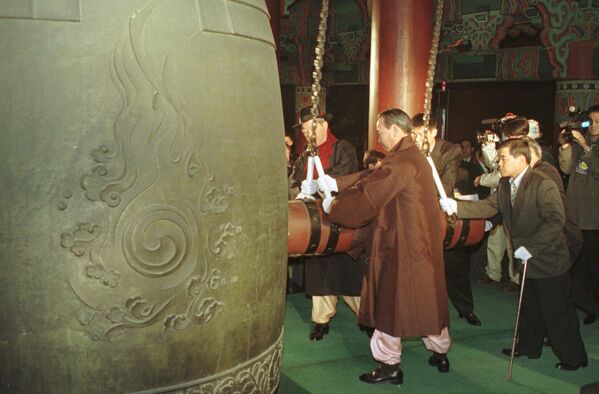 1998年1月1日,韩国市民团体代表在汉城敲响新年钟声。 1998年1月1日,韩国市民团体代表在汉城敲响新年钟声。 - 俄罗斯卫星通讯社