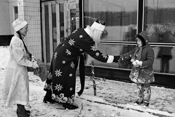 严寒老人和雪姑娘在大街上祝贺一位女孩新年快乐。 严寒老人和雪姑娘在大街上祝贺一位女孩新年快乐。 - 俄罗斯卫星通讯社
