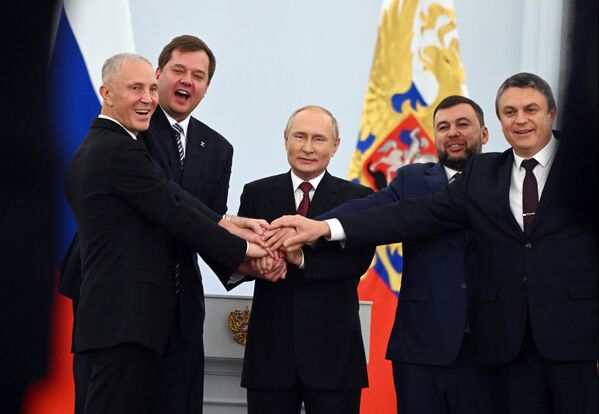 2022年9月30日，俄羅斯總統弗拉基米爾·普京簽署頓涅茨克人民共和國和盧甘斯克人民共和國以及扎波羅熱州和赫爾松州加入俄羅斯聯邦的協議。從左至右分別為：赫爾松州領導人弗拉基米爾·薩爾多、扎波羅熱州領導人葉夫根尼·巴利茨基、俄總統普京、頓涅茨克人民共和國領導人丹尼斯·普希林和盧甘斯克人民共和國領導人列昂尼德·帕捨尼克。 - 俄羅斯衛星通訊社