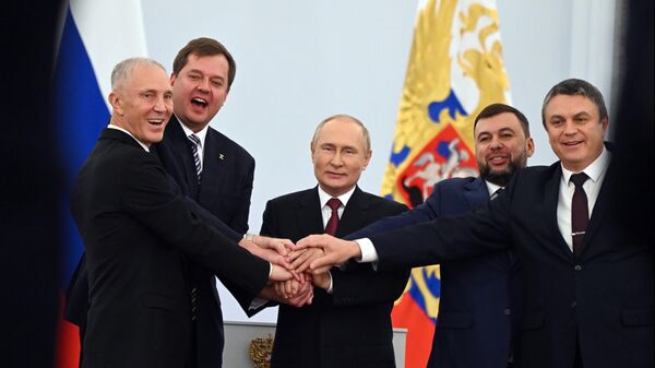 俄羅斯總統弗拉基米爾·普京簽署頓涅茨克人民共和國和盧甘斯克人民共和國以及扎波羅熱州和赫爾松州加入俄羅斯聯邦的協議 - 俄羅斯衛星通訊社