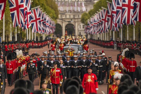 2022年9月19日，英國女王伊麗莎白二世的葬禮在倫敦市中心的威斯敏斯特教堂舉行。女王靈柩經過白金漢宮。女王於9月8日去世，享年96歲，她與去年去世的丈夫菲利普親王葬在溫莎宮。 - 俄羅斯衛星通訊社