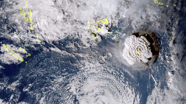 На спутниковом снимке показано извержение подводного вулкана в тихоокеанской стране Тонга, вызвавшее цунами - 俄罗斯卫星通讯社