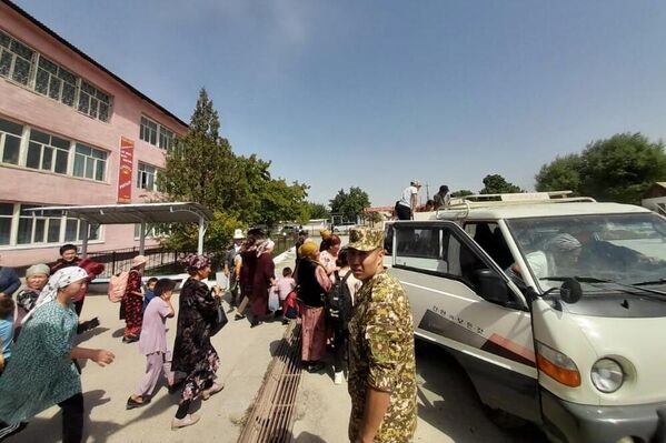 吉爾吉斯斯坦巴特肯地區萊萊克區的居民在塔吉克斯坦軍隊的炮擊中離開家園。 巴特肯地區緊急情況部已經開設幾個臨時住宿點，正在疏散危險地區的居民。 據吉爾吉斯斯坦緊急情況部稱，一些邊境村莊的居民約有70%至80%離開了家園。 - 俄羅斯衛星通訊社