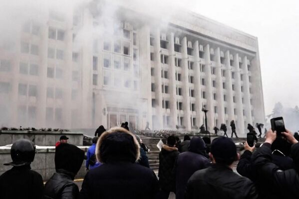 2022年1月6日，抗議者衝進哈薩克斯坦最大城市阿拉木圖的市政廳，表達對能源價格上漲的不滿。抗議者在阿拉木圖街頭示威活動中奪走了警察的裝備和催淚瓦斯，導致12名安全人員死亡，353人受傷。 - 俄羅斯衛星通訊社