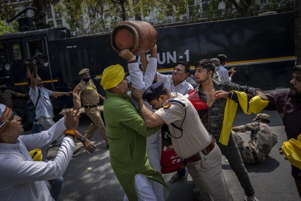2022年3月23日，印度新德里的警察阻止反對黨——國大黨的支持者將液化石油氣罐舉過頭頂。抗議者抗議國家的通脹上升和生活必需品漲價。 - 俄羅斯衛星通訊社