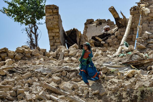 2022年6月22日，阿富汗東部山區發生強烈地震，造成至少1000人死亡，1500多人受傷。這是該國二十年來“最致命”地震。6月23日，阿富汗帕克提卡省的一名兒童在瓦礫中行走。 - 俄羅斯衛星通訊社