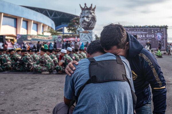 2022年10月4日，印度尼西亞精英警察正在調查體育場踩踏事件。該事件造成 125人死亡，其中包括數十名兒童，這是足球史上最致命的災難之一。 - 俄羅斯衛星通訊社